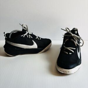 Nike Team Hustle D10 Black Silver Sneakers Youth Boys Size 6.5 US, 39 EU